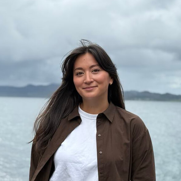 Profilfoto av Mina K. Aarseth. Sjø, fjell og skyer i bakgrunnen