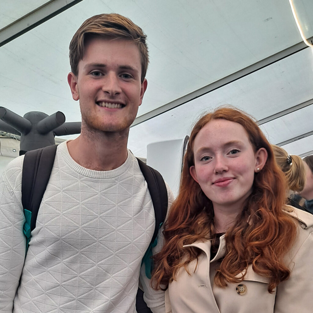 To personar som smiler mot kamera