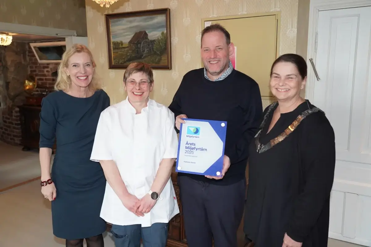Haaheim Gaard mottok idag diplom for prisen «Årets Miljøfyrtårn 2025 – inspirasjonsprisen». Fra venstre: Ann-Kristin Ytreberg, Administrerende direktør i Miljøfyrtårn, Kristine Staskevica-Misje, kjøkkensjef ved Haaheim Gaard, Torstein Hatlevik, husfar ved Haaheim Gaard, og Synnøve Bakke, ordfører i Tysnes Kommune. Foto: Liv Lilleslett, Bladet Tysnes.