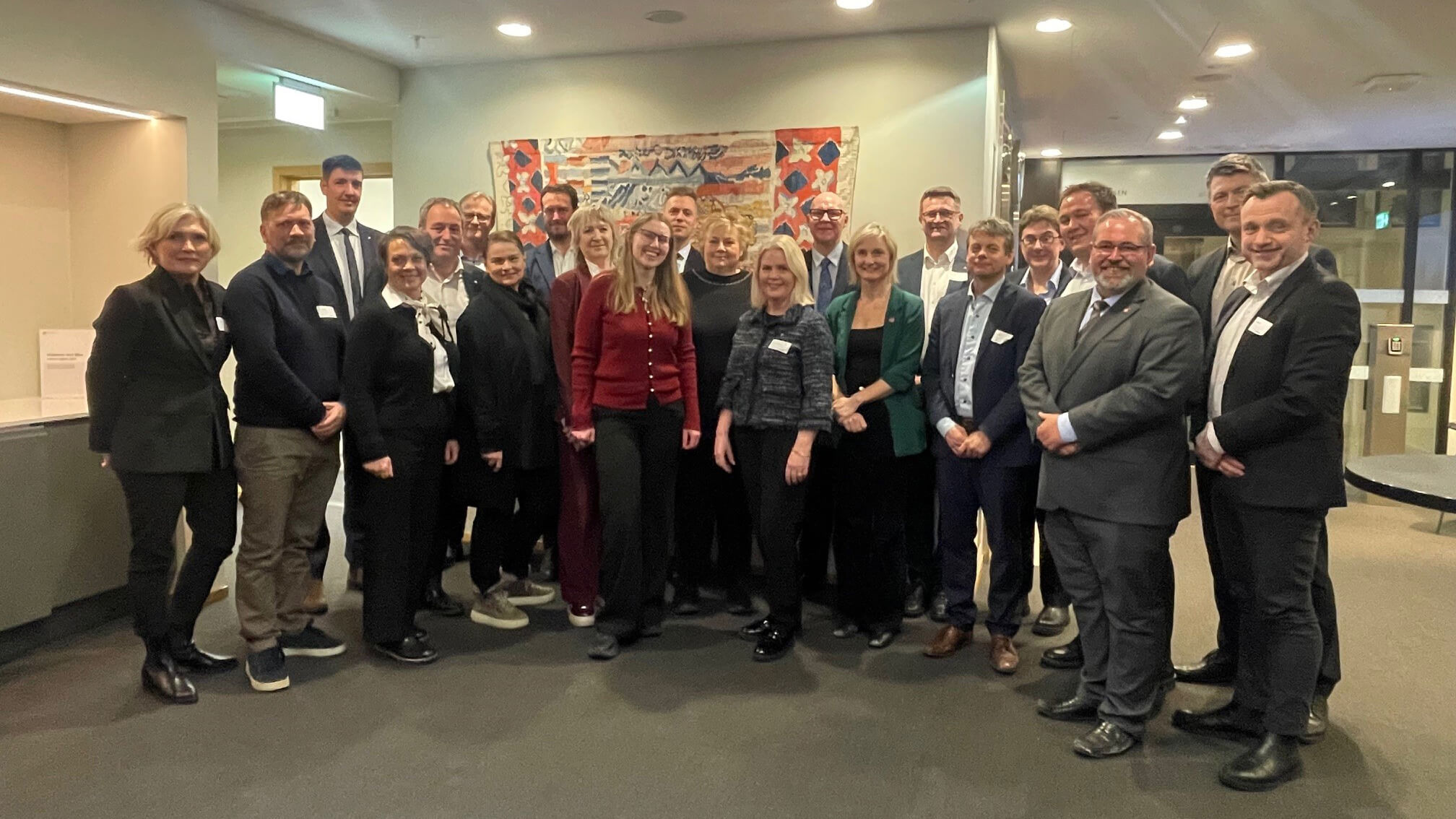 Frå møtet mellom Sunnhordlandsrådet og Hordalandsbenken. Mariann Jacobsen Hilt, konst. kommunedirektør Stord
Leif Ove Mikkelsen, kommunedirektør Kvinnherad
Vegard Bjørnevik, ordførar Kvinnherad
Mette Heidi B. Ekrheim, ordførar Etne
Sigbjørn Framnes, ordførar Stord
Steinar Dalland, kommunedirektør Fitjar
Synnøve Bakke, ordførar Tysnes
Helge André Njåstad, stortingsrepresentant (FrP)
Wenche Tislevoll, ordførar Fitjar
June Trengereid Gruer, stortingsrepresentant (A)
Åsmund Andersen Sekse, kommunedirektør Etne
Erna Solberg, stortingsrepresentant (H)
Bente Kari Sletten Taranger, ordførar Austevoll
Rune Bakervik, stortingsrepresentant (A) og leiar for Hordalandsbenken
Marthe Hammer, stortingsrepresentant (SV)
Morten Helland, ordførar Bømlo
Jostein Førre, kommunedirektør Sveio
Aud Gunn Løklingholm, kommunedirektør Tysnes
André Mundal Haukås, ordførar Sveio
Stig Atle Abrahamsen, stortingsrepresentant (FrP)
Kjetil Aga Gjøsæter, kommunedirektør Bømlo
Hogne Haugsdal, kommunedirektør Austevoll
