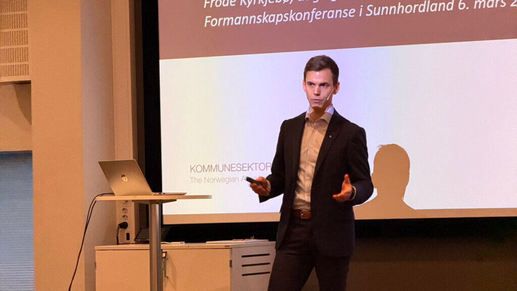 Foto av Frode Kyrkjebø i KS - han presenterer frå ei scene på ein konferanse.