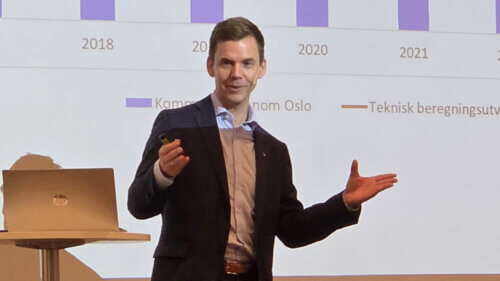 Foto av Frode Kyrkjebø som held føredrag på formannskapskonferanse i Sunnhordland 6. mars 2026