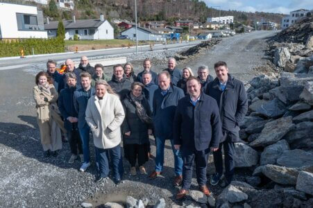 Foto av Haugalandsrådet og Sunnhordlandsrådet under omvisning på tomta i Aksdal, der nytt felles krisesenter for Krisesenter Vest IKS er planlagt.