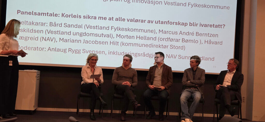 Foto av 5 personar i panelsamtale og 1 moderator på formannskapskonferansen 2026, Sunnhordland.