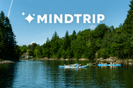 Personar flyt på SUP-brett i ei stille vik omgitt av skog, med Mindtrip-logoen plassert øvst i biletet.